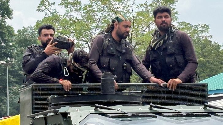 https://salarnews.in/public/uploads/images/newsimages/maannewsimage11082025_181645_Kishtwar encounter.jpg